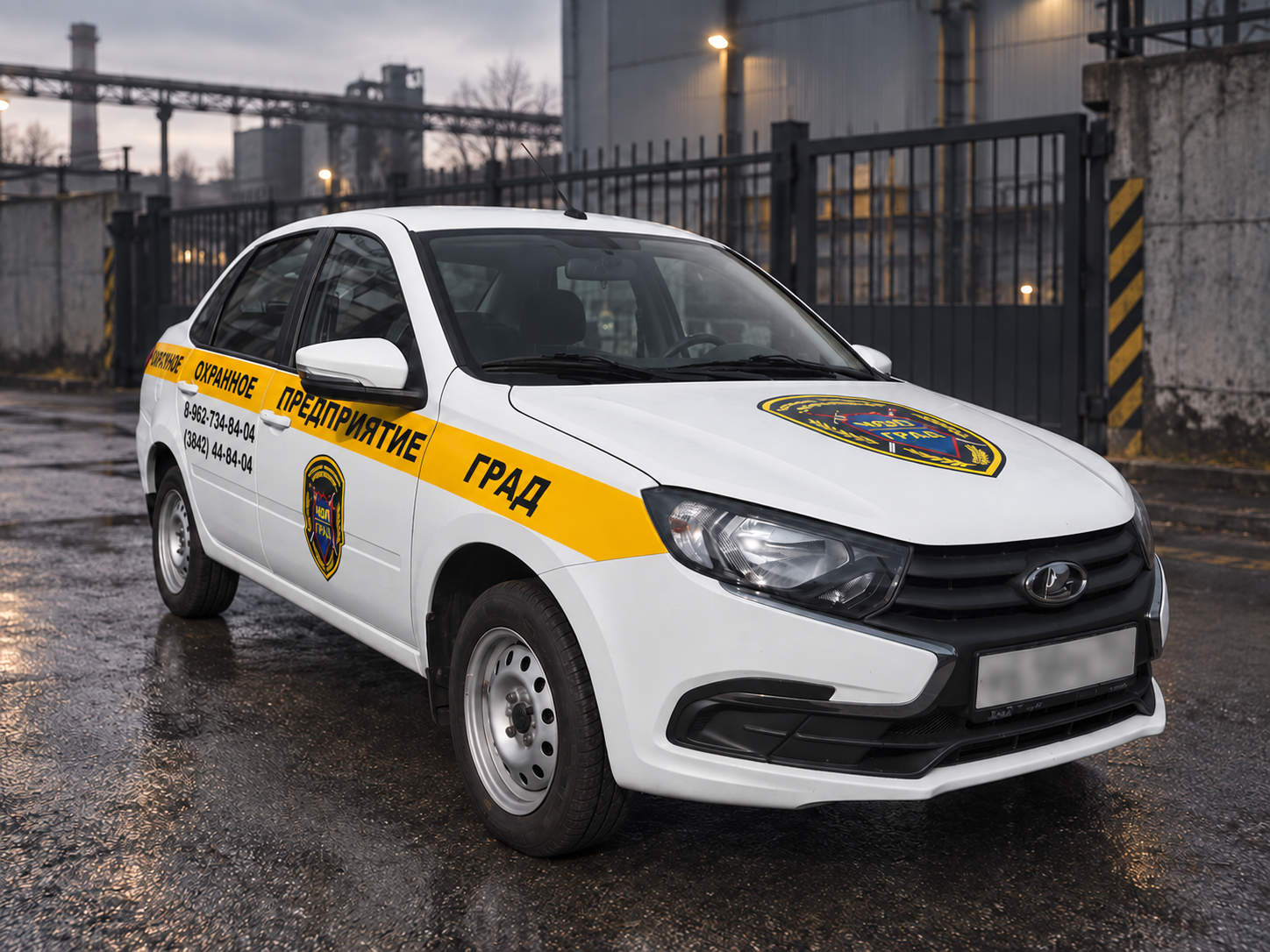 Фирменный автомобиль охранного предприятия «Град» на фоне промышленного объекта